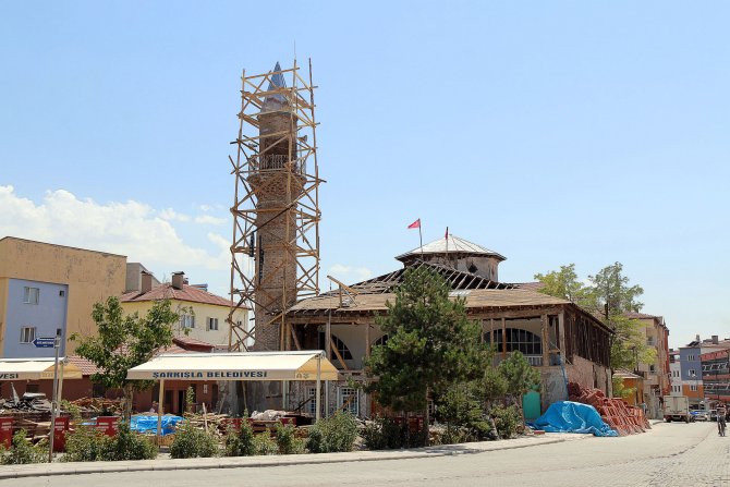 Şarkışla'da tarihi camilerin onarımı sürdürülüyor