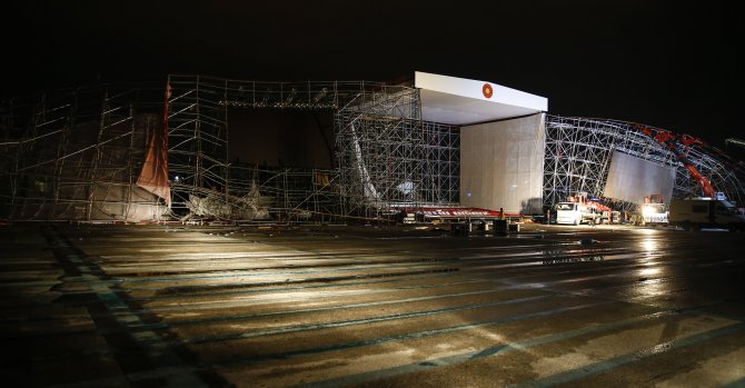 AKM'de tören için kurulan platformun yıkılması