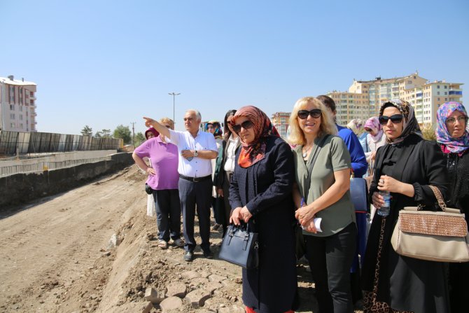 AK Partili kadınlar, belediyenin çalışmalarını inceledi