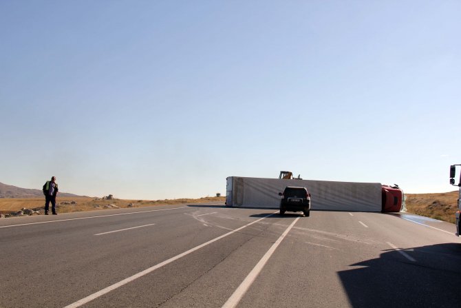 Sivas'ta tır devrildi: 1 yaralı