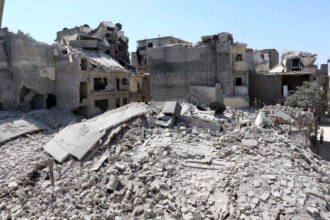 Rus uçakları Halep'te yerleşim yerini bombaladı