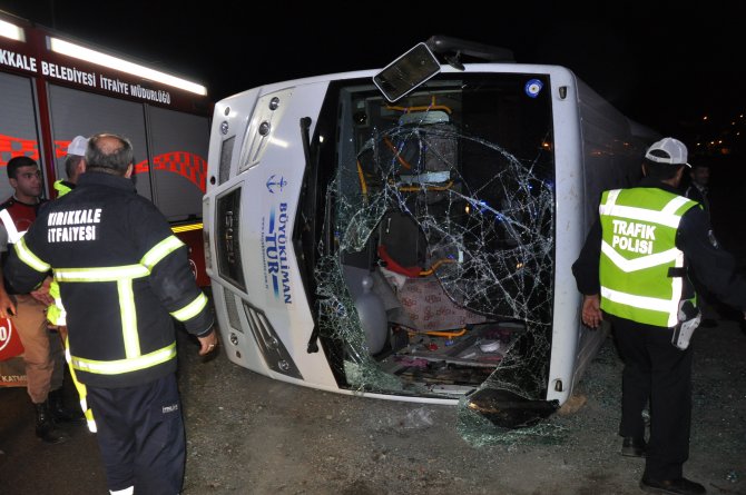 Kırıkkale'de midibüs devrildi: 15 yaralı