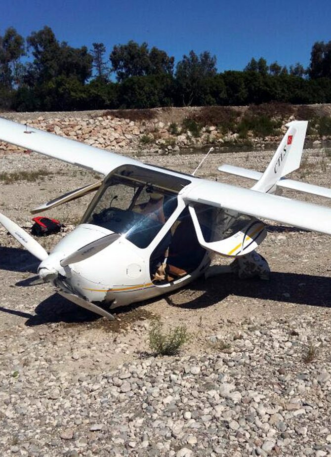 Antalya'da ultralight tipi uçak zorunlu iniş yaptı
