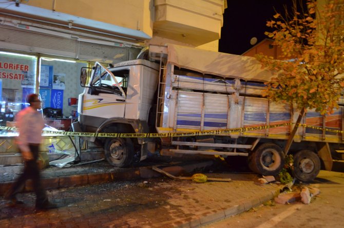 Samsun'da kamyon iş yerine girdi
