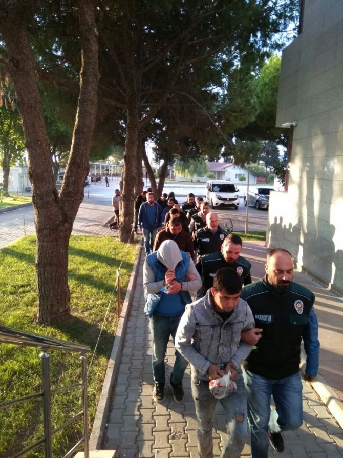 Balıkesir'de çocuklara uyuşturucu satan 11 kişi yakalandı
