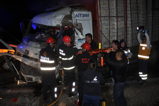 İşçileri taşıyan otobüs ile kamyon çarpıştı: 1 ölü, 29 yaralı