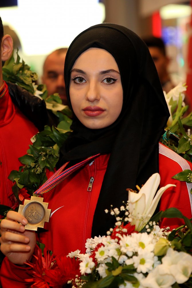 "Dünya ikincisi" tekvandocular yurda döndü