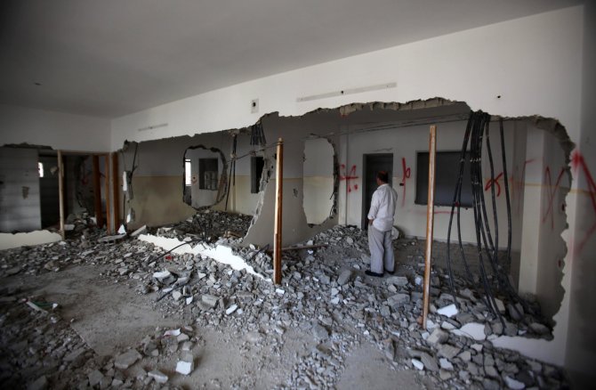 İsrail askerleri Filistinli tutuklunun evini yıktı