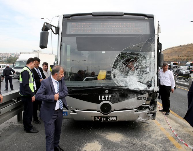 Sefaköy'de otomobilin metrobüse çarpması