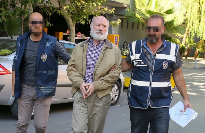 Firari amiral peruk takarak gizlenmiş