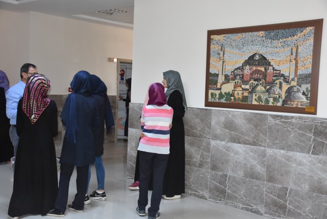 Atık seramiklerden sanat eseri yapıyorlar