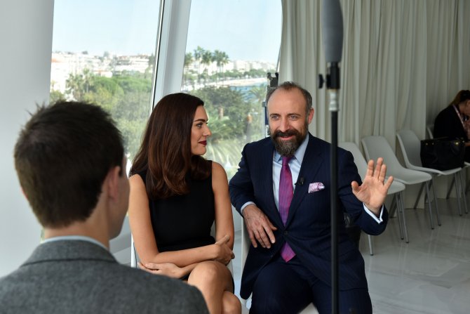 Cannes'da Halit Ergenç ve Bergüzar Korel'e büyük ilgi