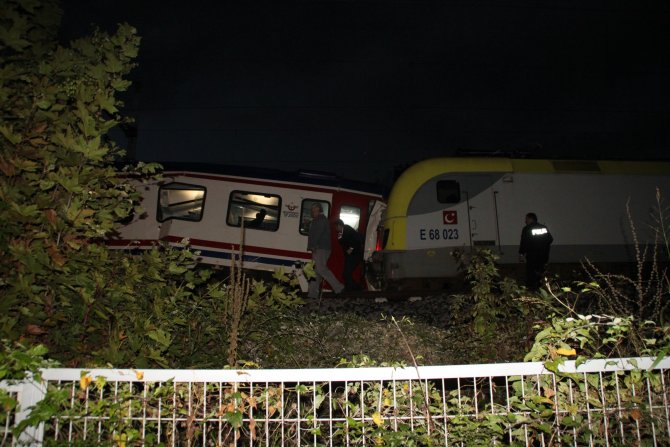 GÜNCELLEME - Sakarya'da iki tren çarpıştı: 3 yaralı