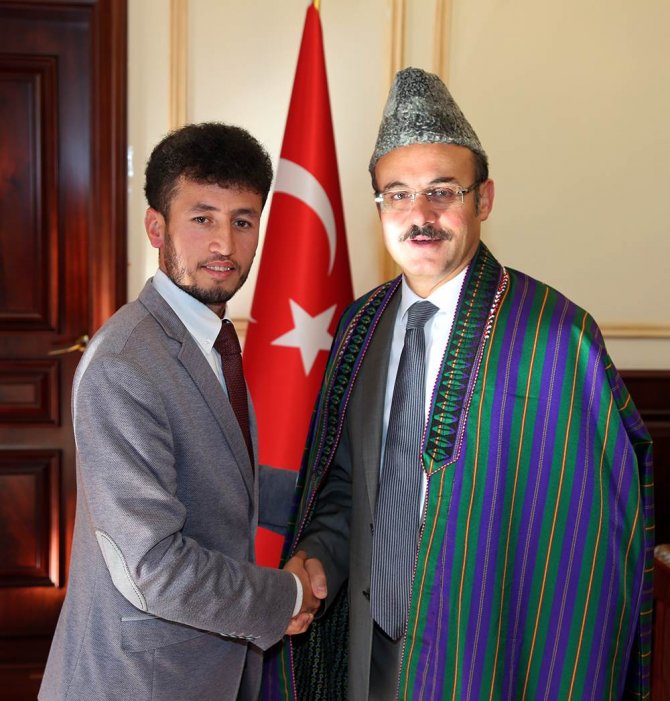 Afganistanlı öğrenciden Vali Yurtnaç'a ziyaret