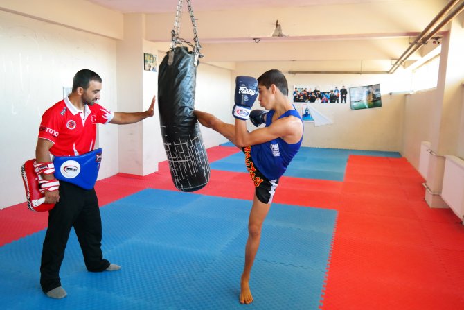 Bir çift eldivenle başlayıp dünya şampiyonları yetiştirdi