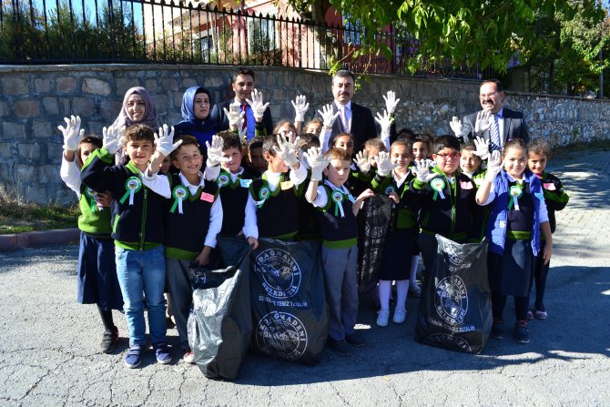 Akdağmadeni’nde öğrenciler çevre temizliği yaptı