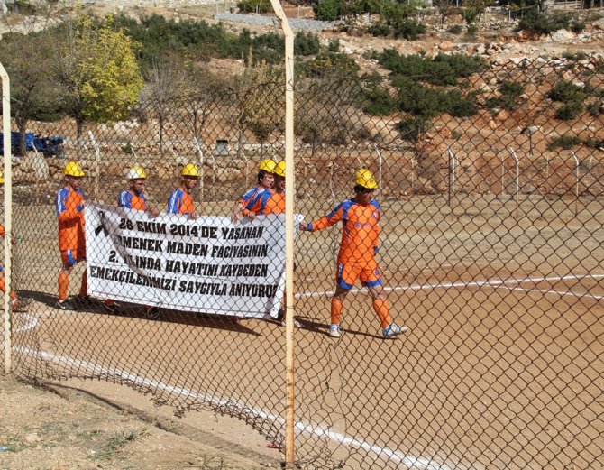 Maça madenci baretiyle çıktılar