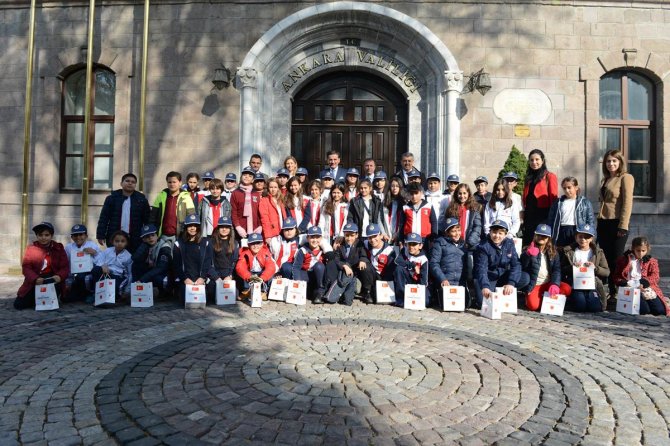 Vali Topaca öğrencileri ağırladı