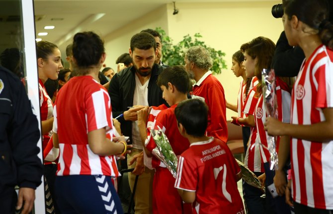A Milli Futbol Takımı kafilesi, Antalya'da