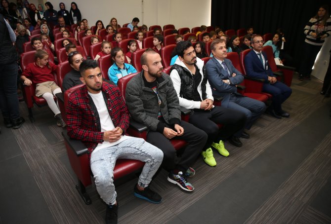 Bursasporlu futbolculardan çocuk hastanesine ziyaret