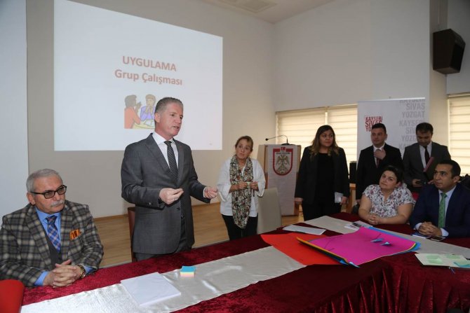 Sivas Valisi Gül proje hazırlama kursunu ziyaret etti