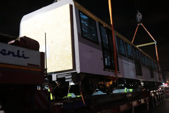 İstanbul'un yeni metro vagonları raylara indirildi