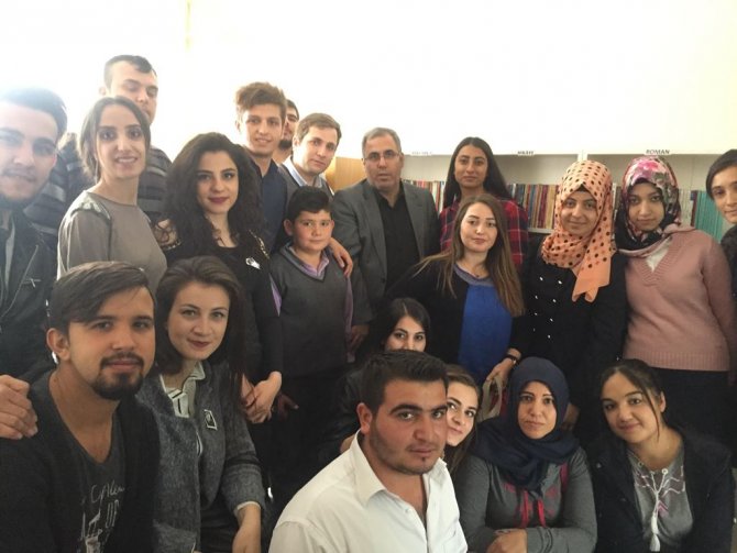 Üniversite öğrencileri belde okuluna kütüphane yaptı