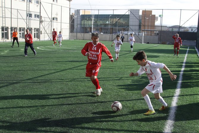 Öğretmenler ile öğrenciler futbol maçı yaptı
