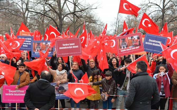 Strazburg'da "Teröre Lanet, Demokrasiye Davet" gösterisi