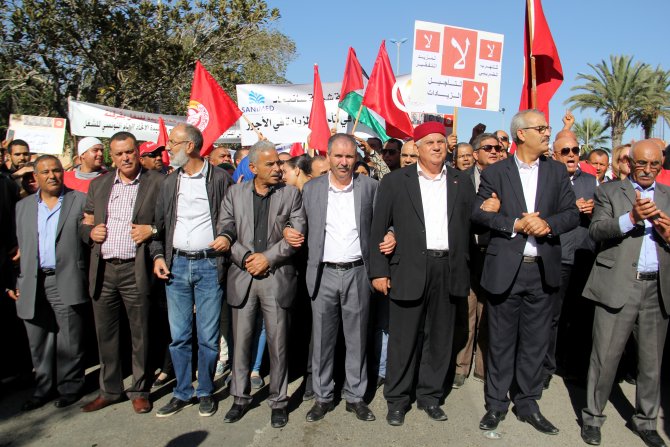 Tunus'ta 'kamuda maaşların dondurulması' protestosu
