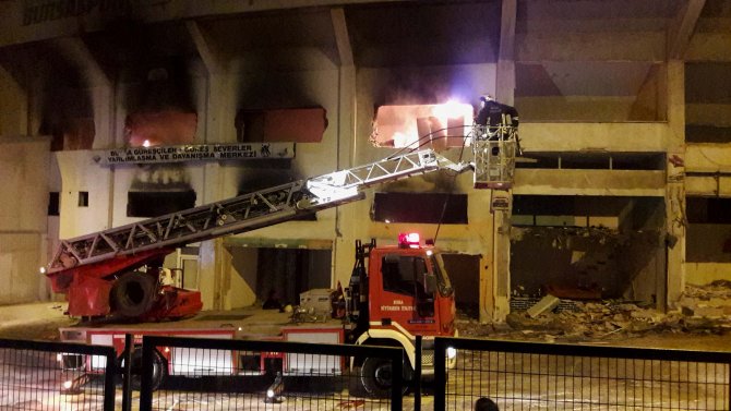 Yıkımı devam Bursa Atatürk Stadı'nda yangın