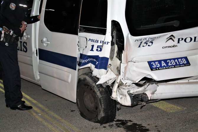 İzmir'de otomobil polis aracına çarptı: 5 yaralı