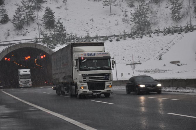 Bolu Dağı'nda kar yağışı