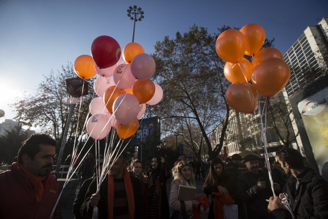 Gökyüzü kadınlar için turuncuya boyandı