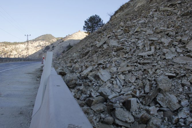 Beypazarı-Kıbrısçık karayolunda heyelan