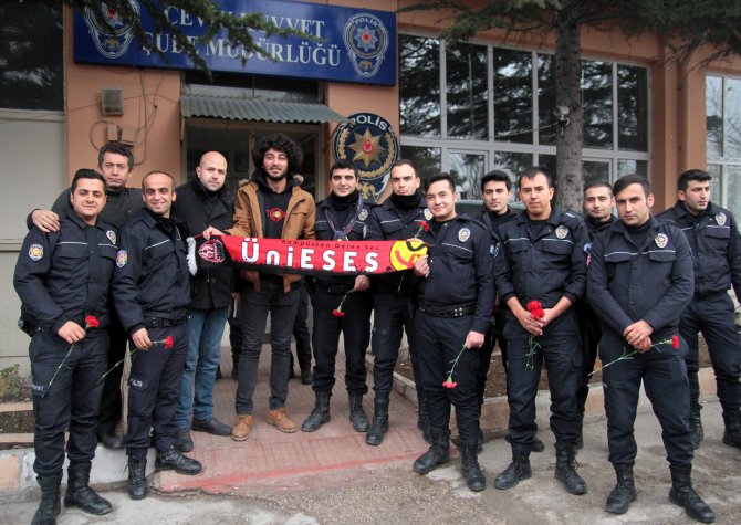 Taraftarlardan polise destek