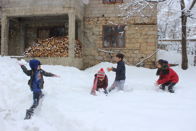 Şemdinli'de eğitime kar engeli