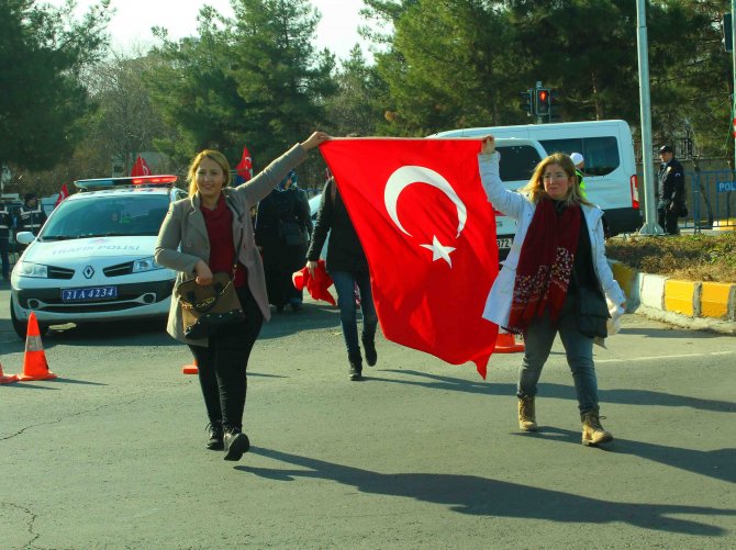 Diyarbakır'da, "Şehitlere Saygı ve Milli Birlik Yürüyüşü"