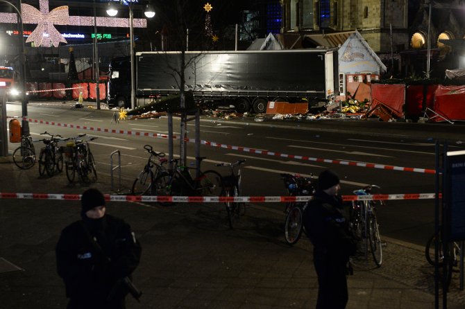 Berlin'de bir tırın Noel pazarına girmesi
