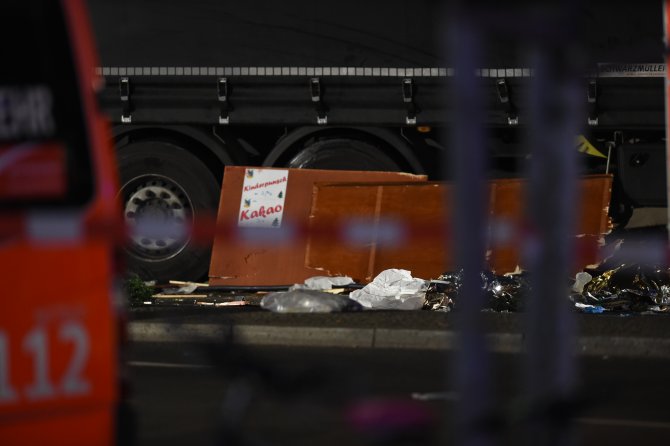 GÜNCELLEME 2 - Berlin'de tır, Noel pazarına girdi