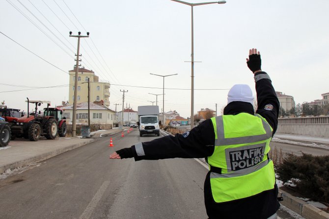 Şarkışla'da plaka ve lastik denetimi