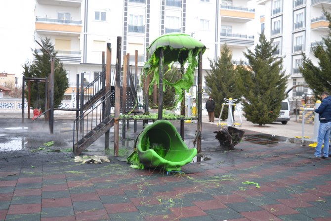 Çocuk parkındaki oyuncaklar yandı