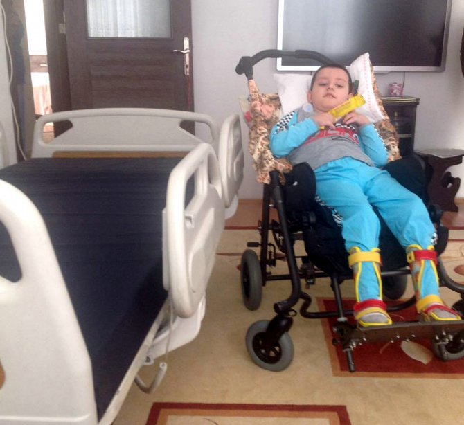 Engelli çocuğa hasta yatağı hediye edildi