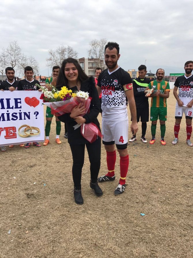 Amatör maçta evlilik teklifi