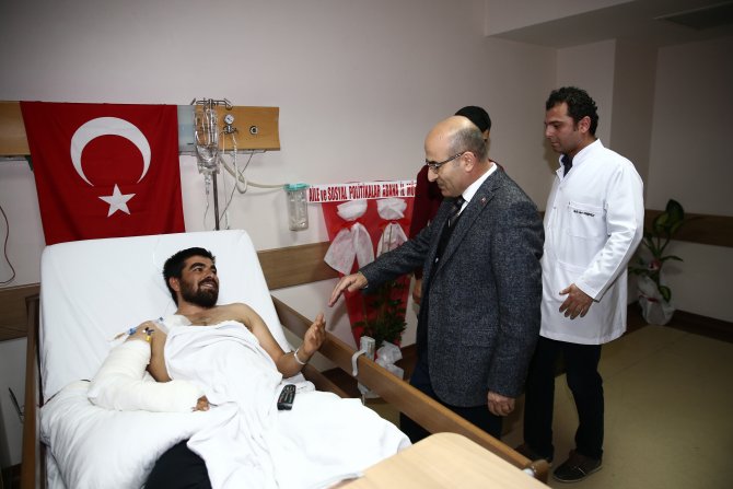 Vali Demirtaş'tan, El-Bab'da yaralanan askere ziyaret