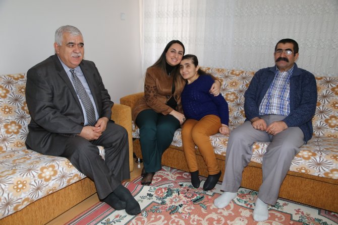 Vali Pekmez'in eşinden görme engelli öğretmene ziyaret