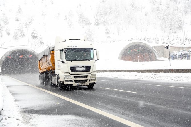 Bolu Dağı'nda kar yağışı