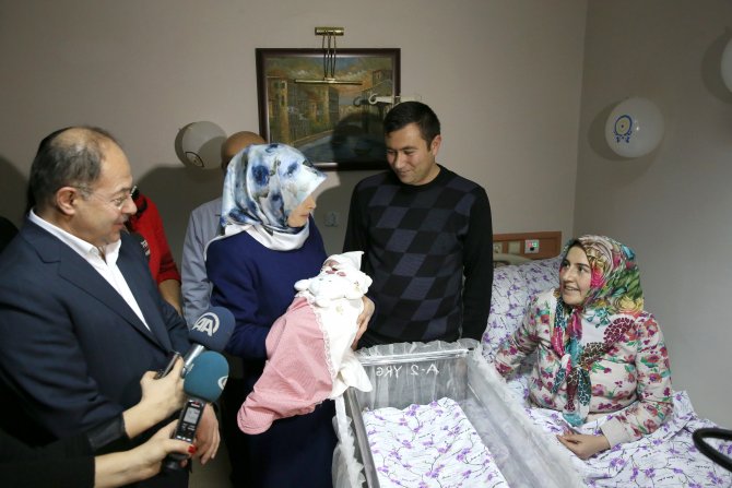 Bakan Akdağ, yeni yılın "ilk bebeğini" ziyaret etti