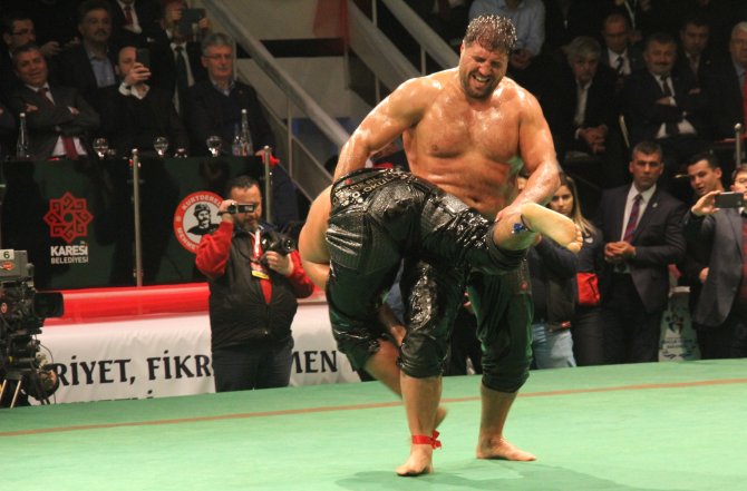 Başpehlivanlar, şehitler için kol bağladı