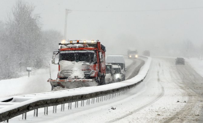 Düzce'de kar yağışı ulaşımı aksattı